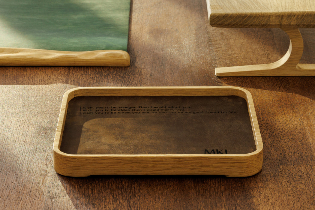 Premium materials close-up: crazy horse leather + oak