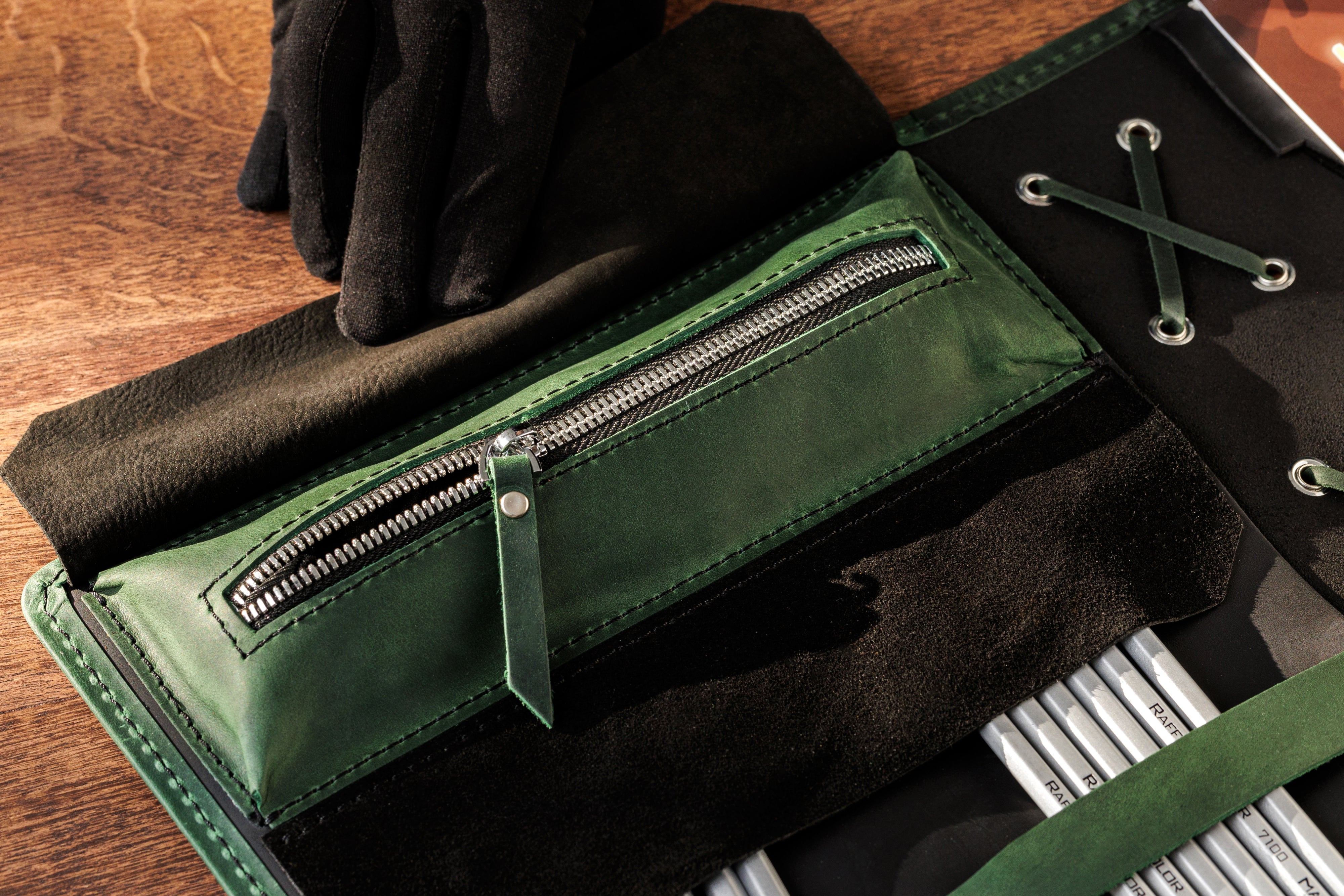 Green zippered pencil pocket inside black leather sketchbook – handmade La Vita by Mureli organizer