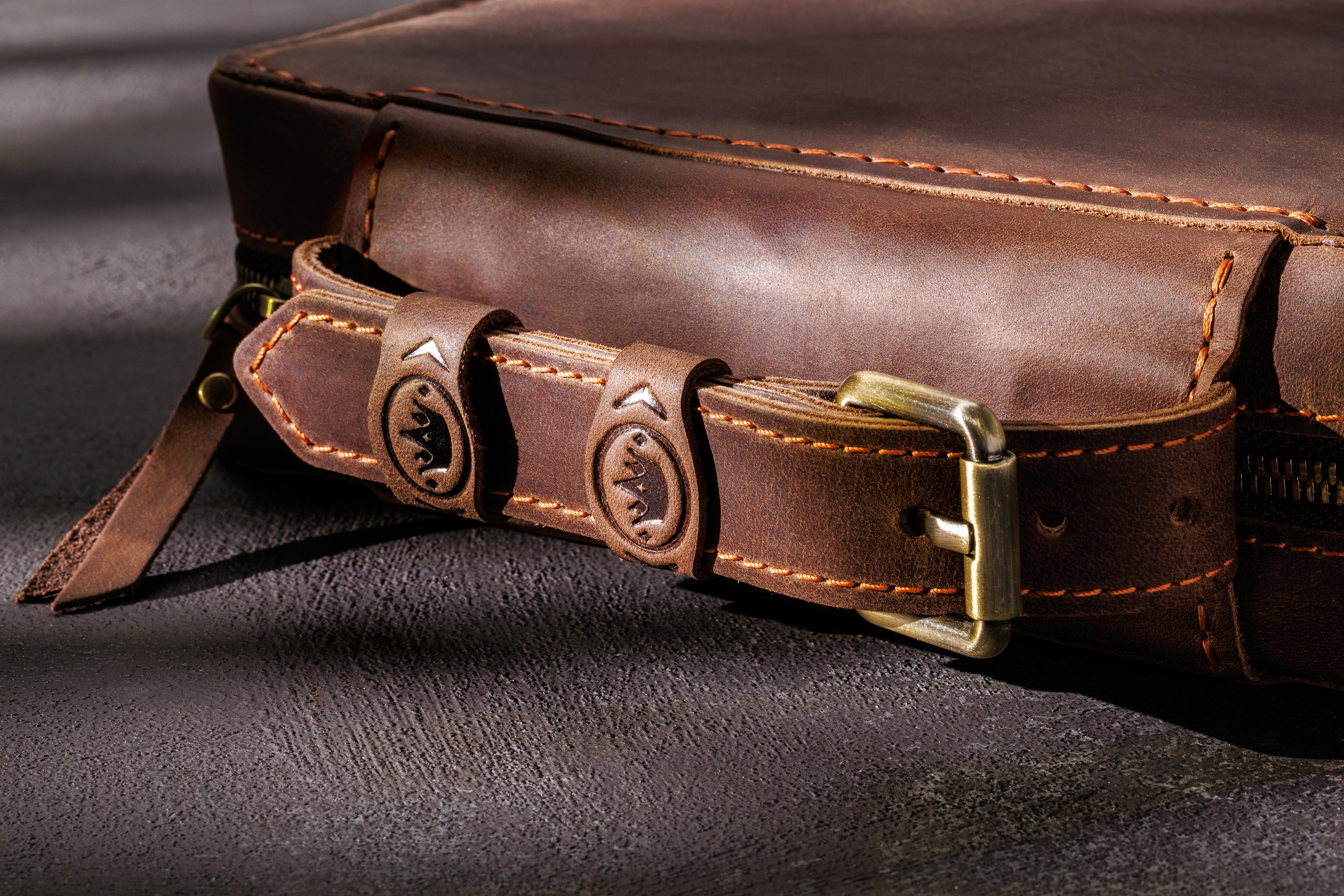 handle of cigar case with crown