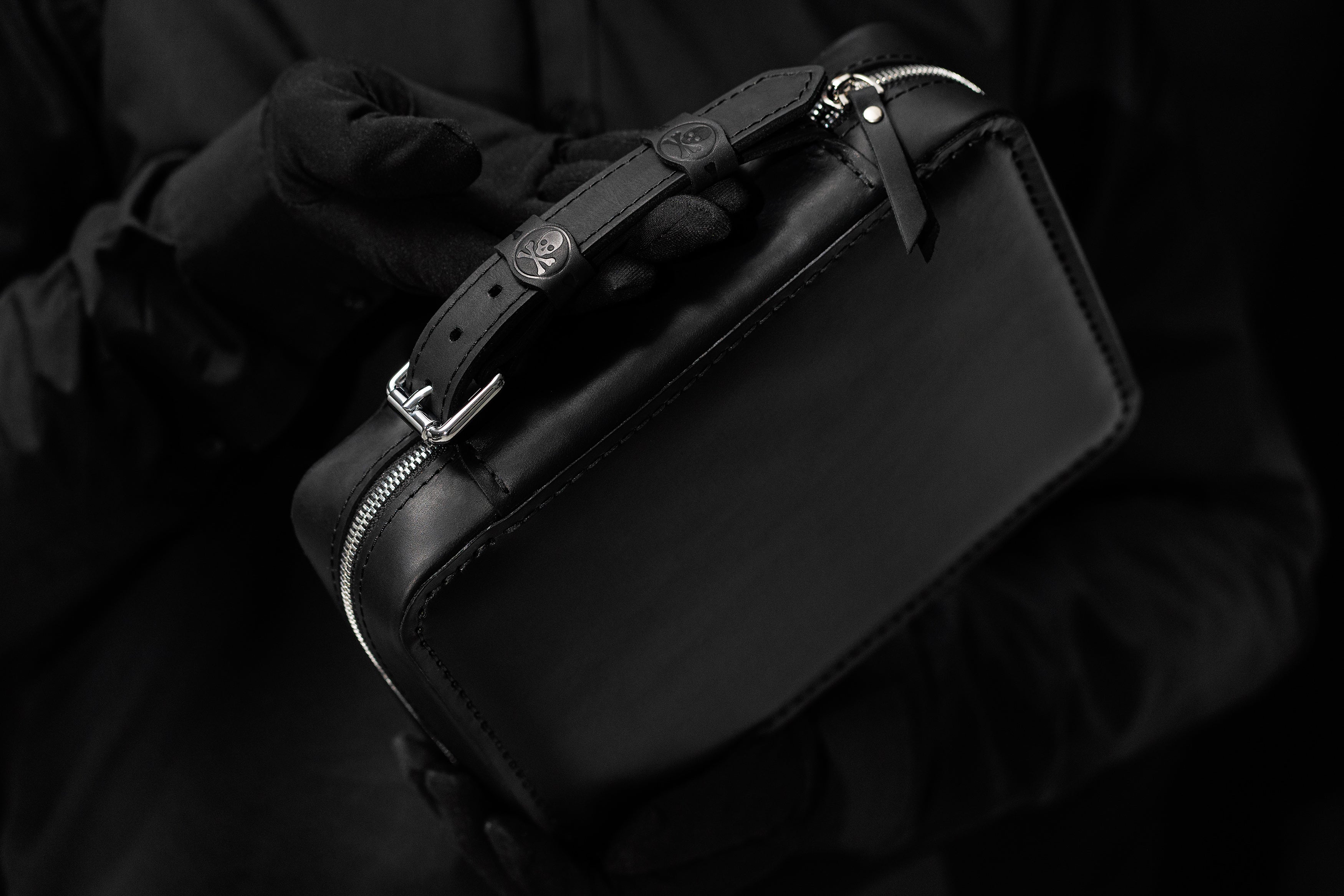 handamde black cigar case with handle and style skull and bones