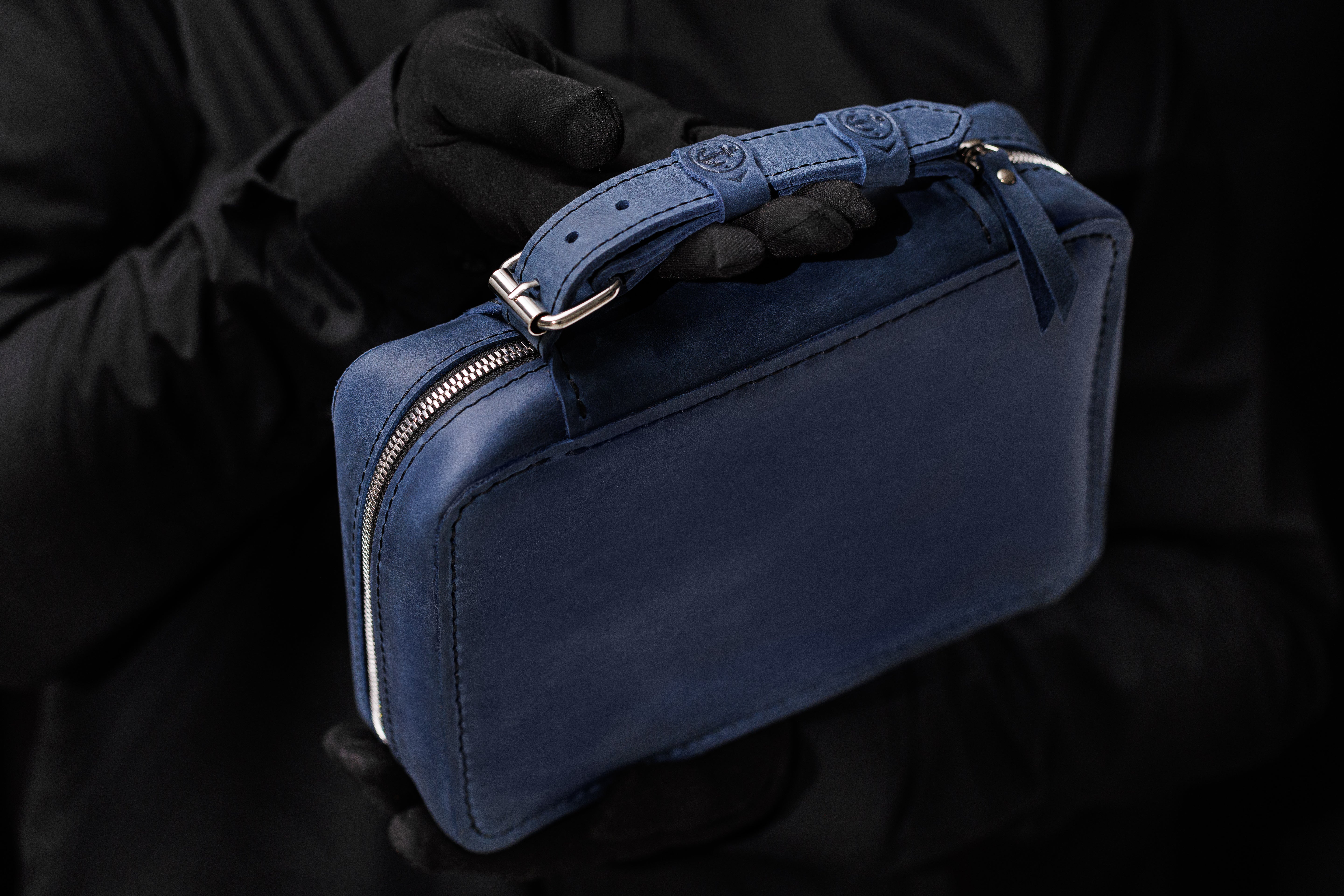 Blue navy Leather Travel Cigar Case in Men's Hands