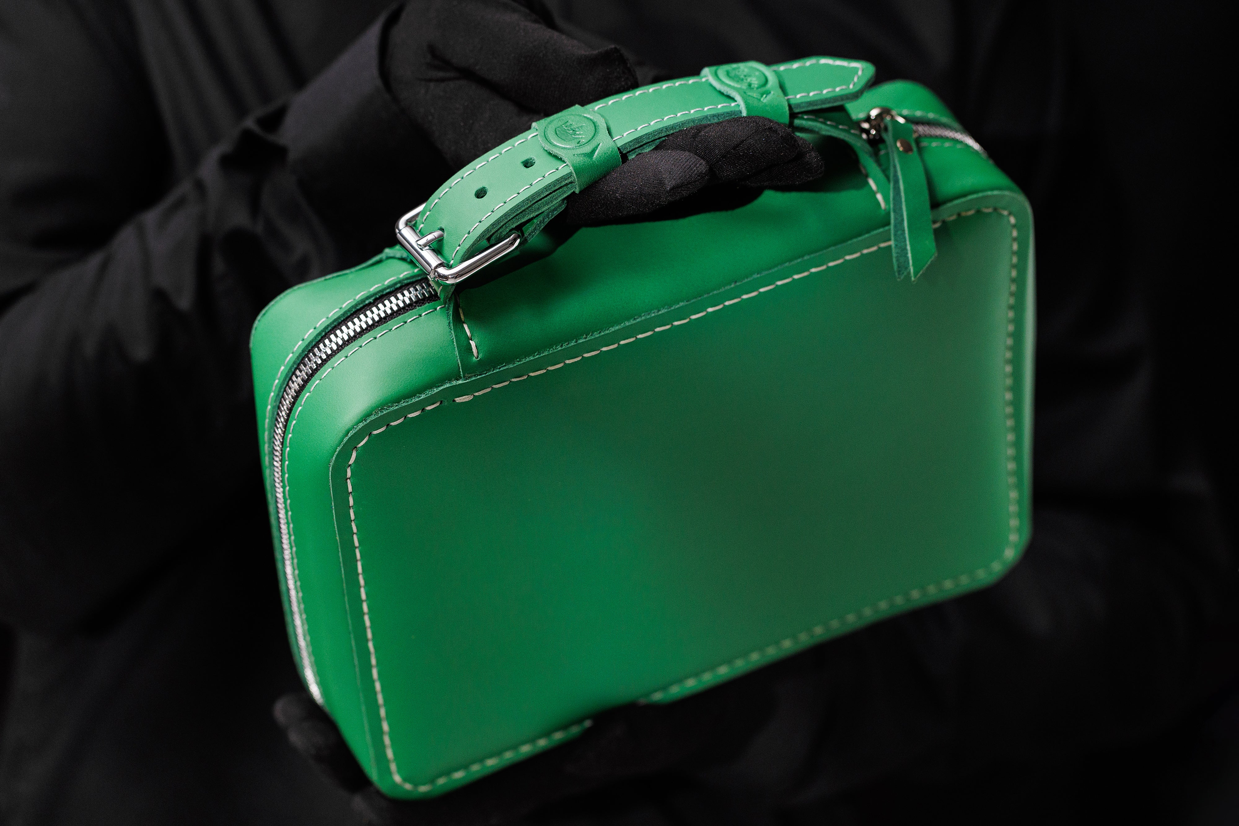 Green leather Travel Cigar Case in Men's Hands