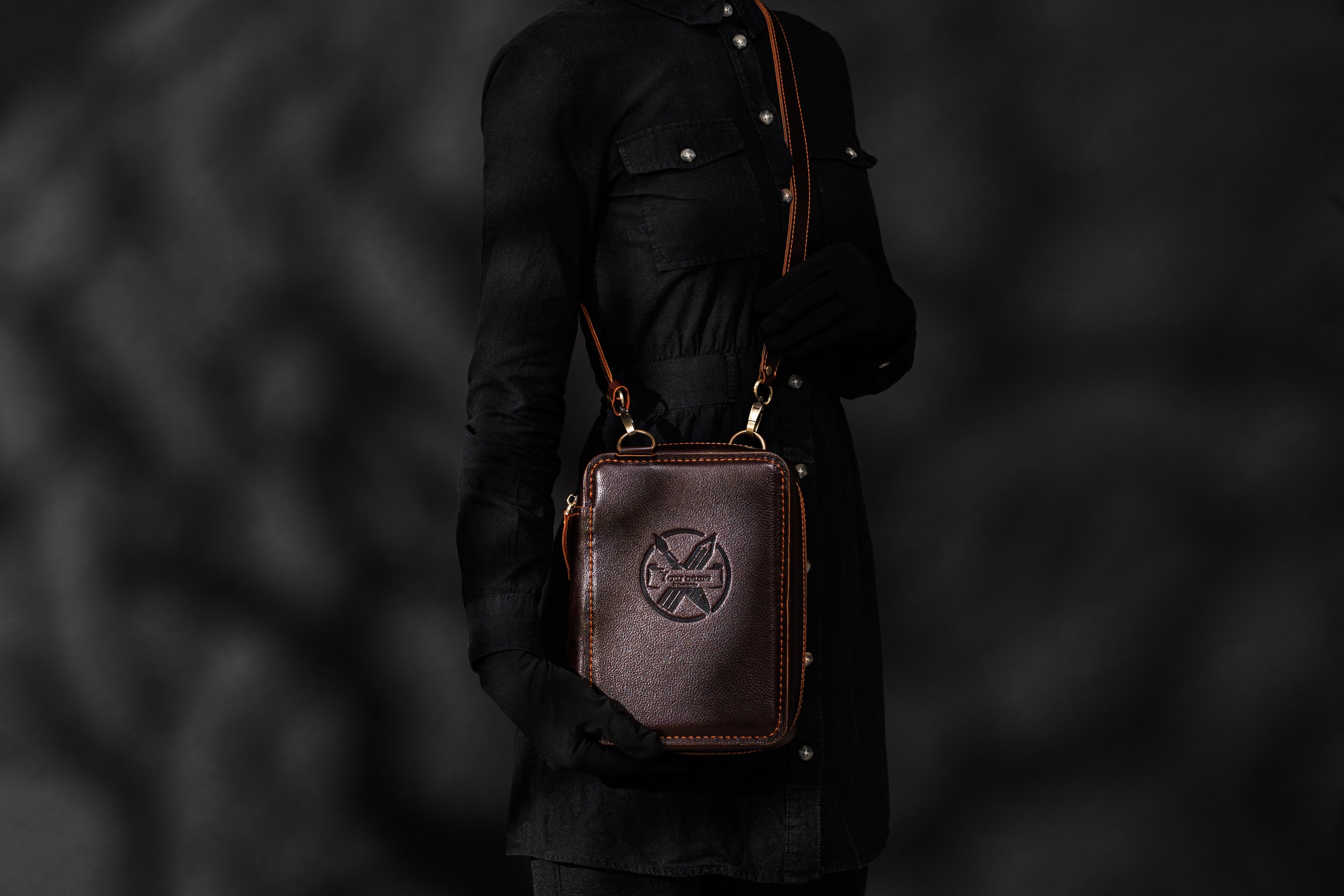 Artist shoulder bag with compartments