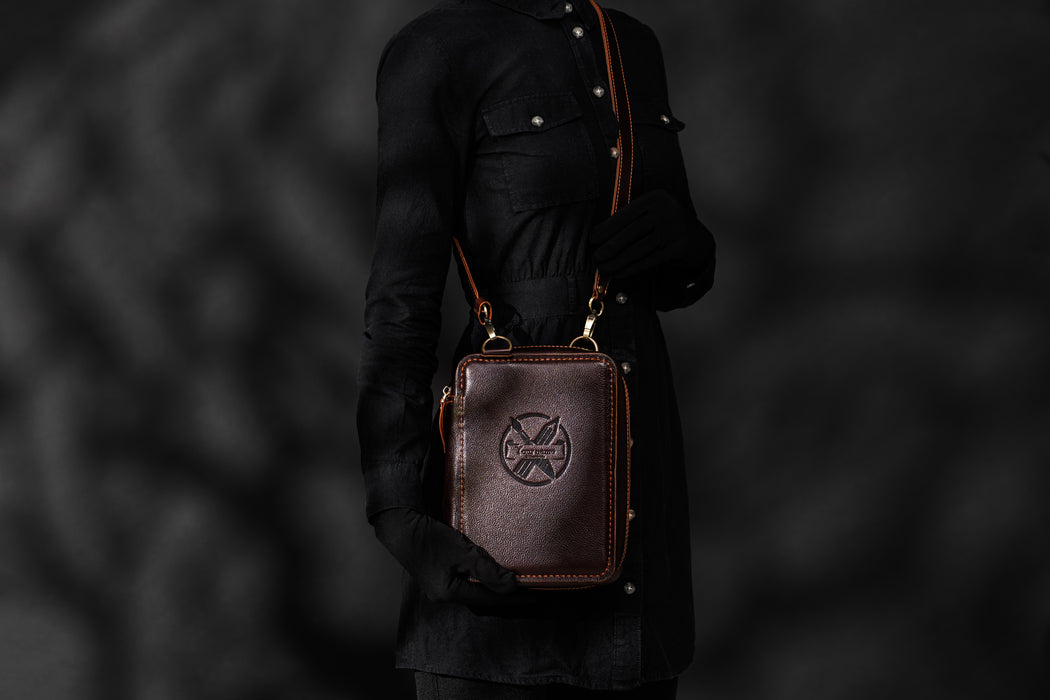 Artist shoulder bag with compartments