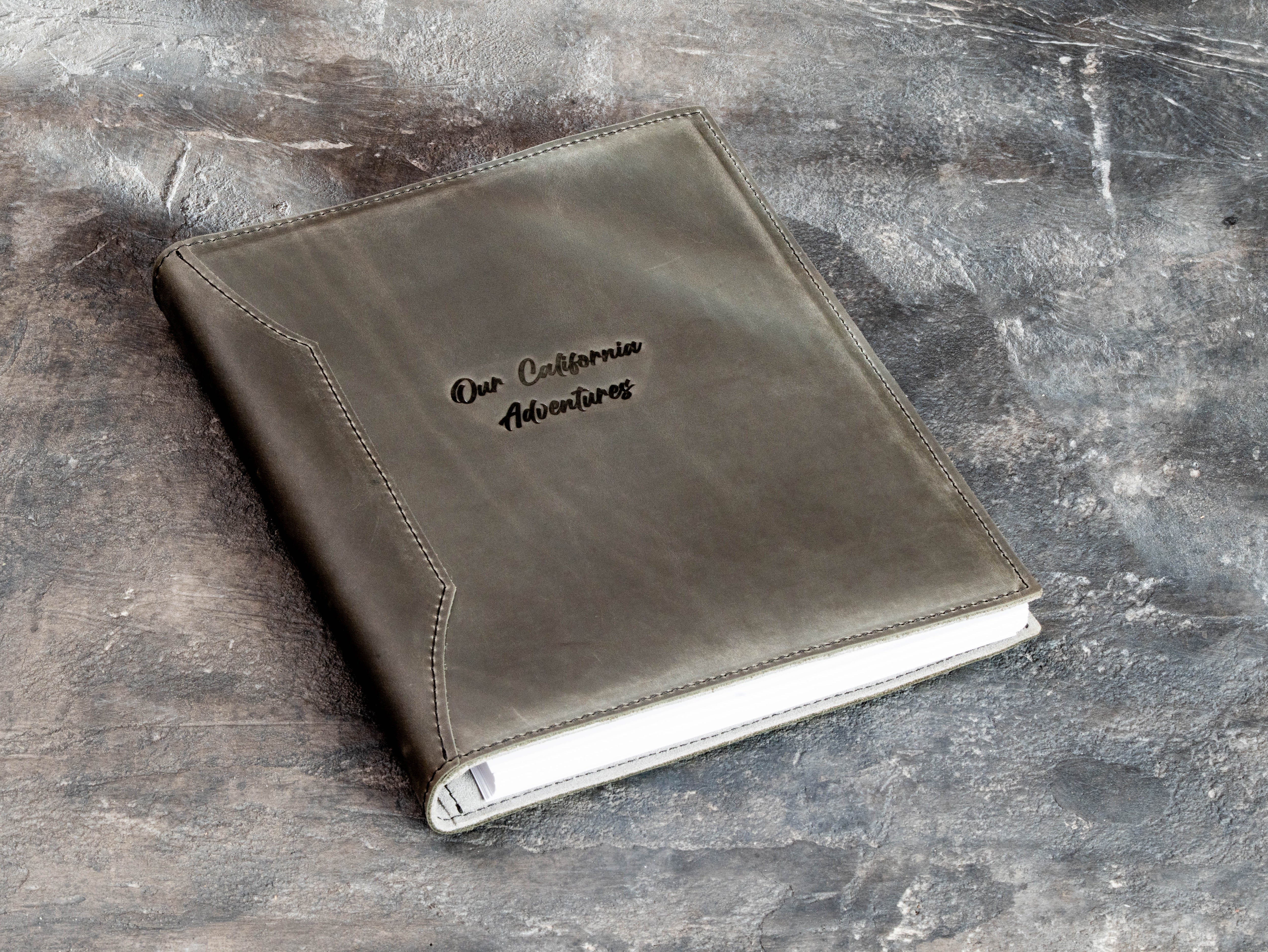Family keepsake binder with “Our California Adventures” personalization and 25 mm rings for adding new memory pages.