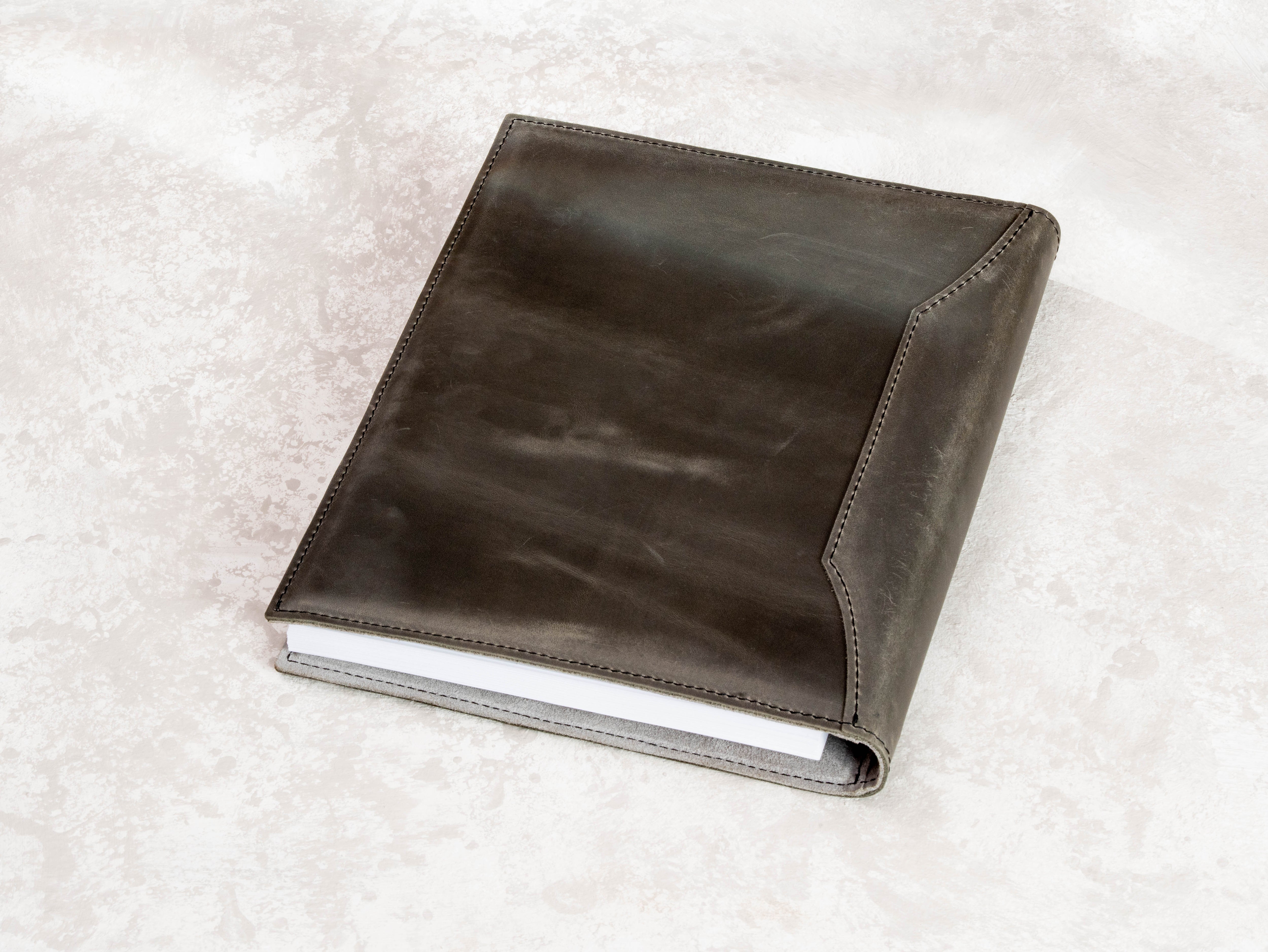 Travel Memory Binder in Charcoal Gray Leather with 25 mm Rings, A4 / 8.5x11 Vacation Keepsake Folder