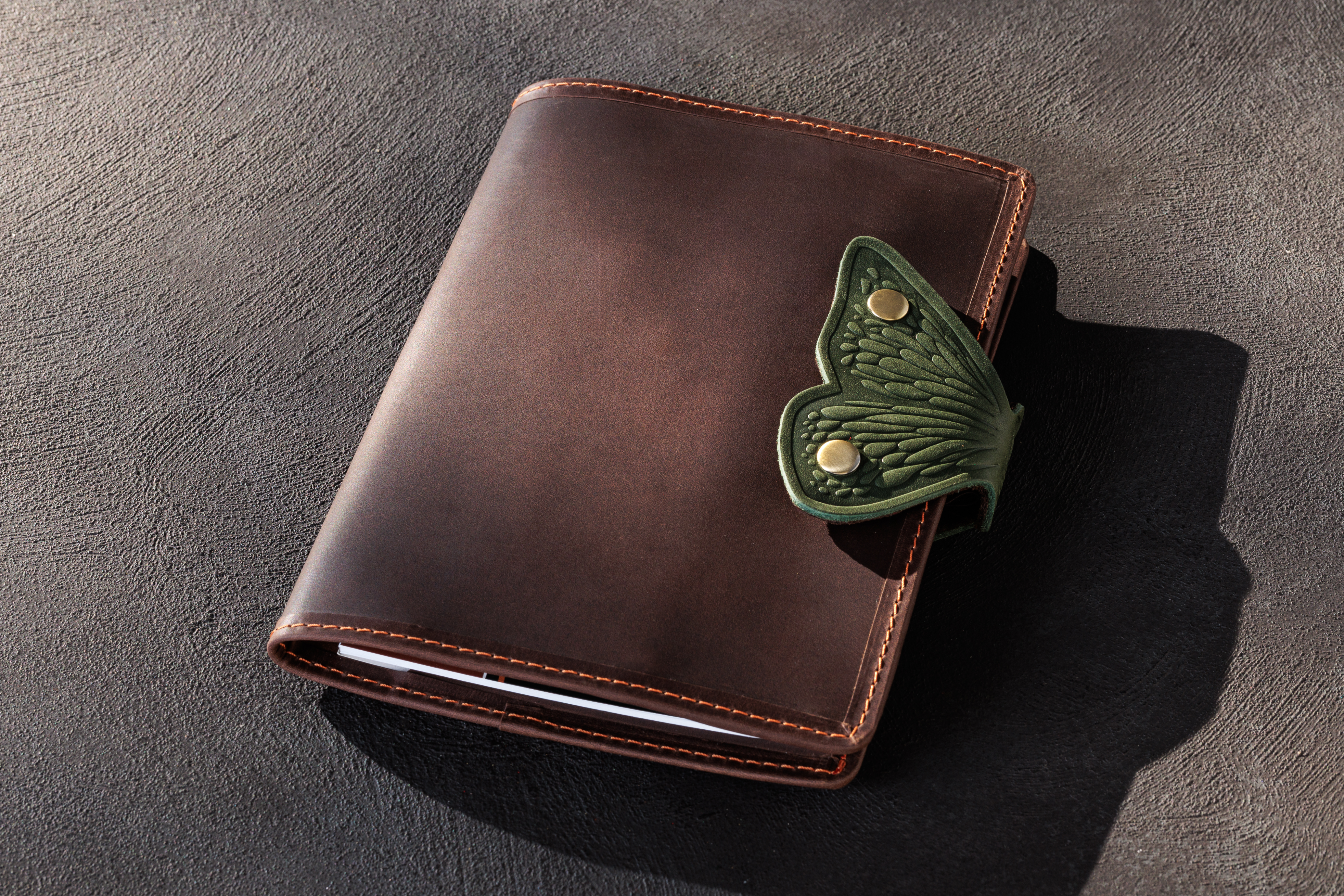 Brown Leather Sketchbook Organizer with Butterfly Clasp – A5 Journal Cover, Artist Gift, Personalized Notebook
