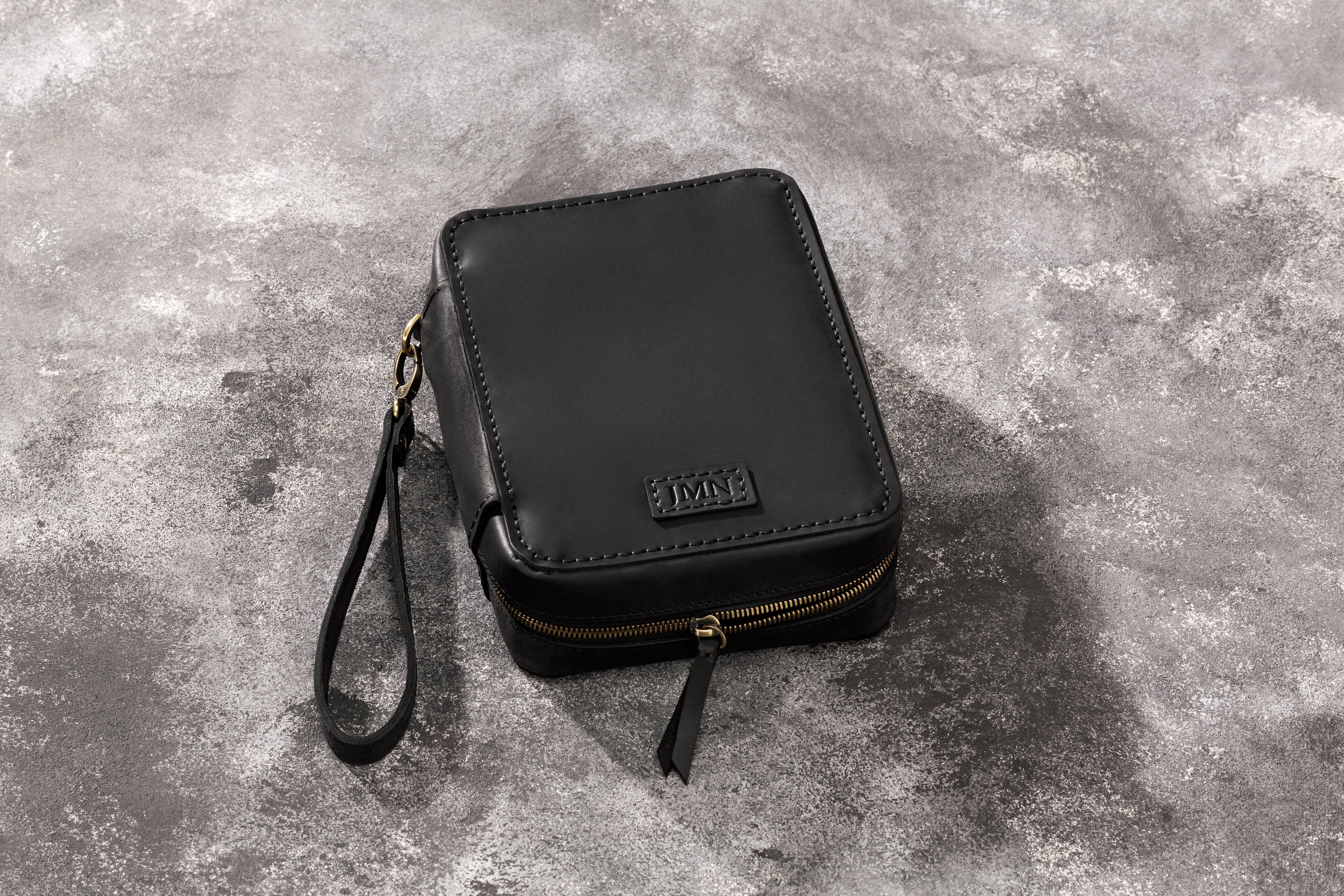 Base  black leather cigar case model of 2021 with personalization options