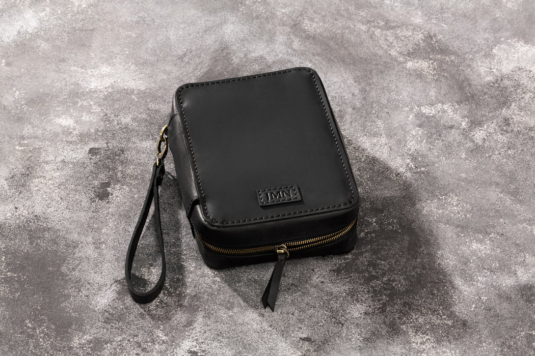 Base  black leather cigar case model of 2021 with personalization options