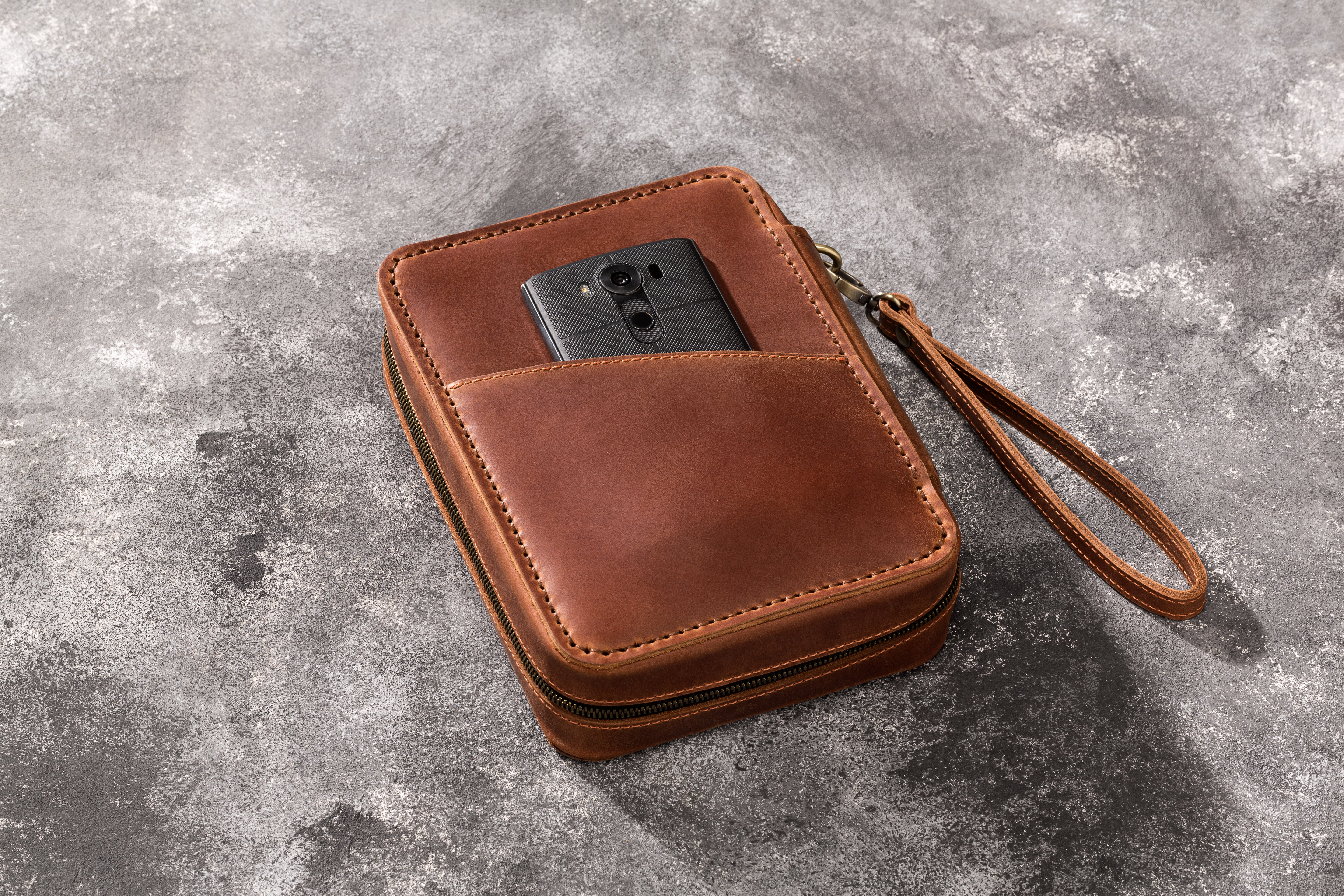 Base  cognac (copper) leather cigar case model of 2021 with personalization options