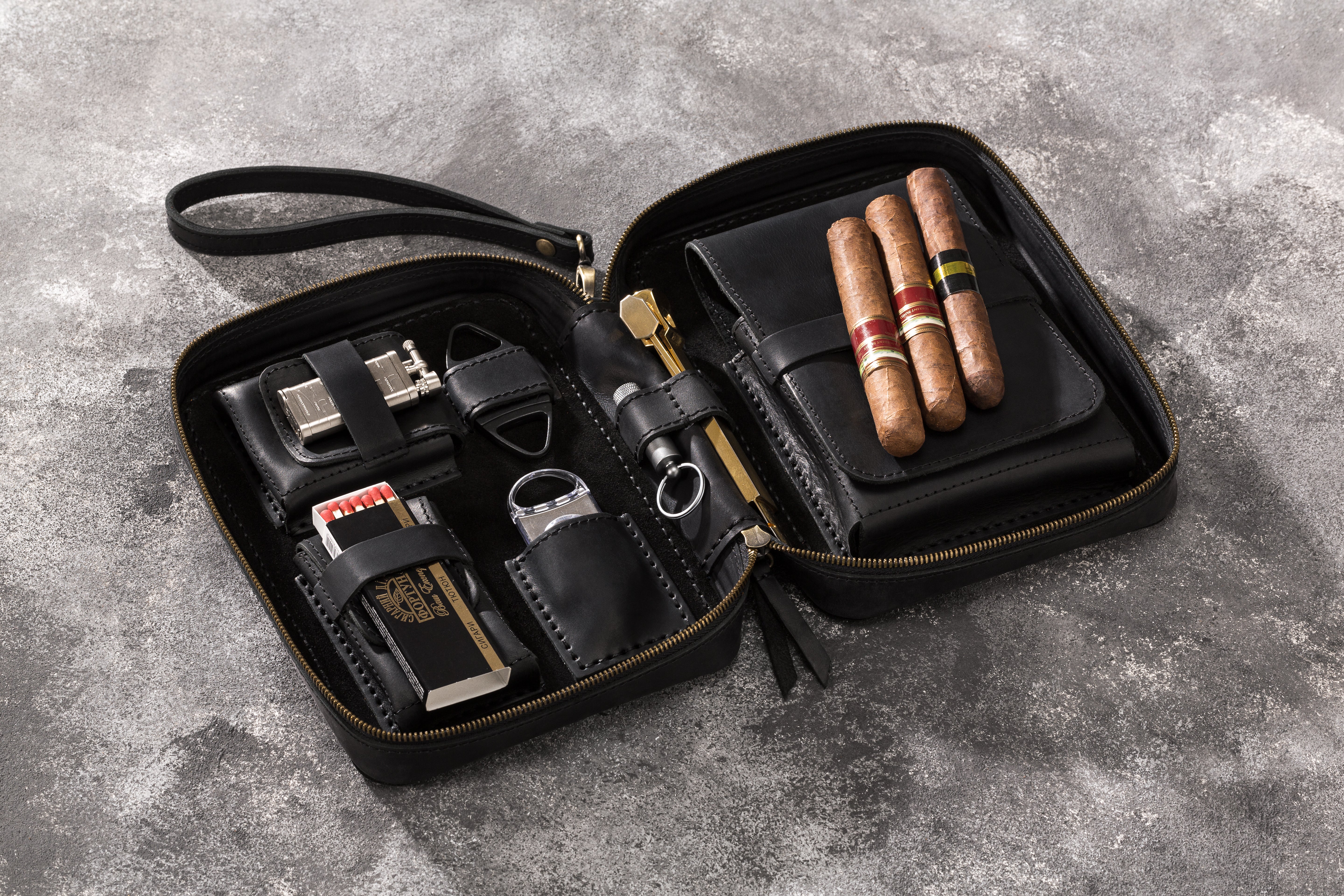 Base  black leather cigar case model of 2021 with personalization options