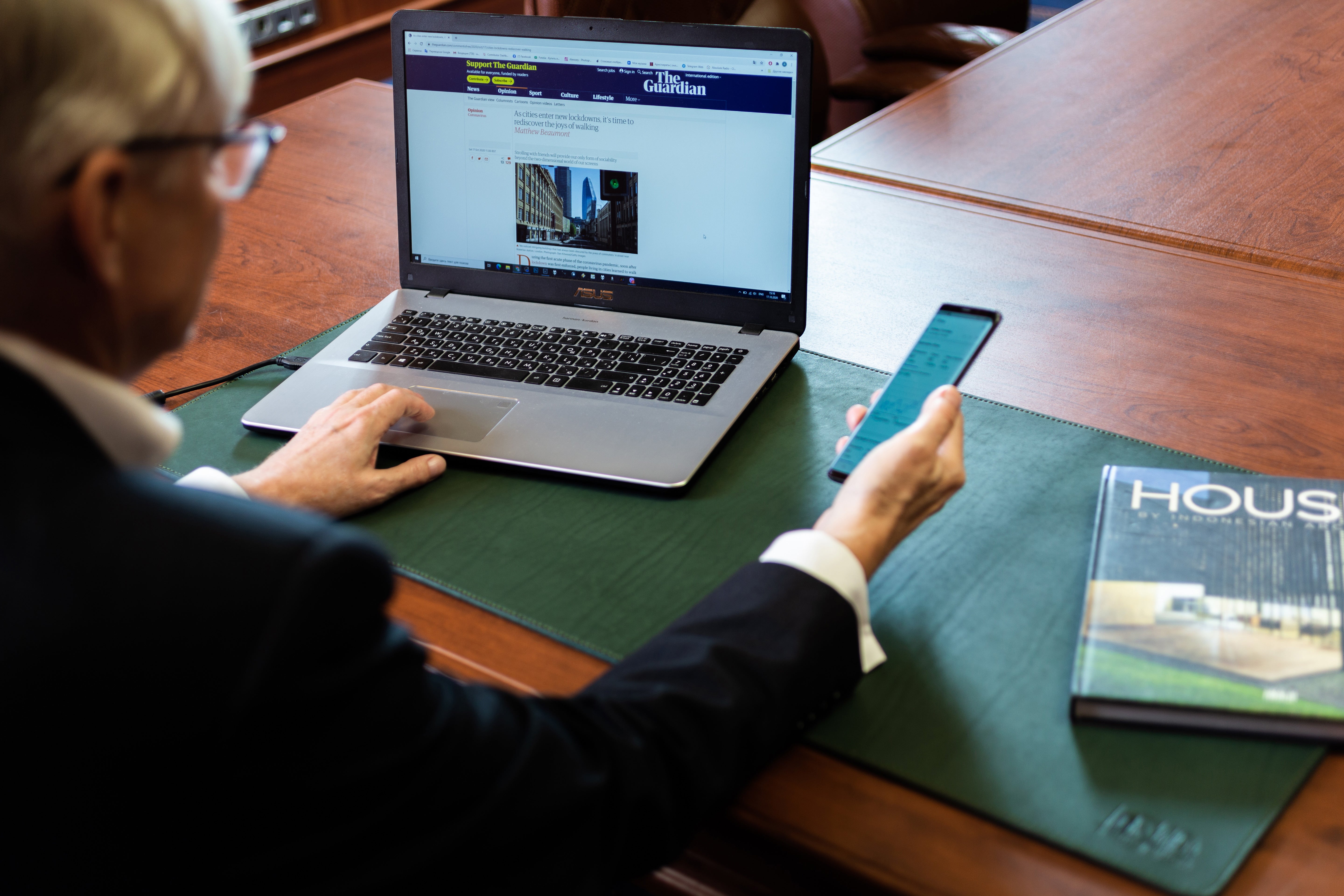 Premium green leather desk mat 4mm on desk – Mureli