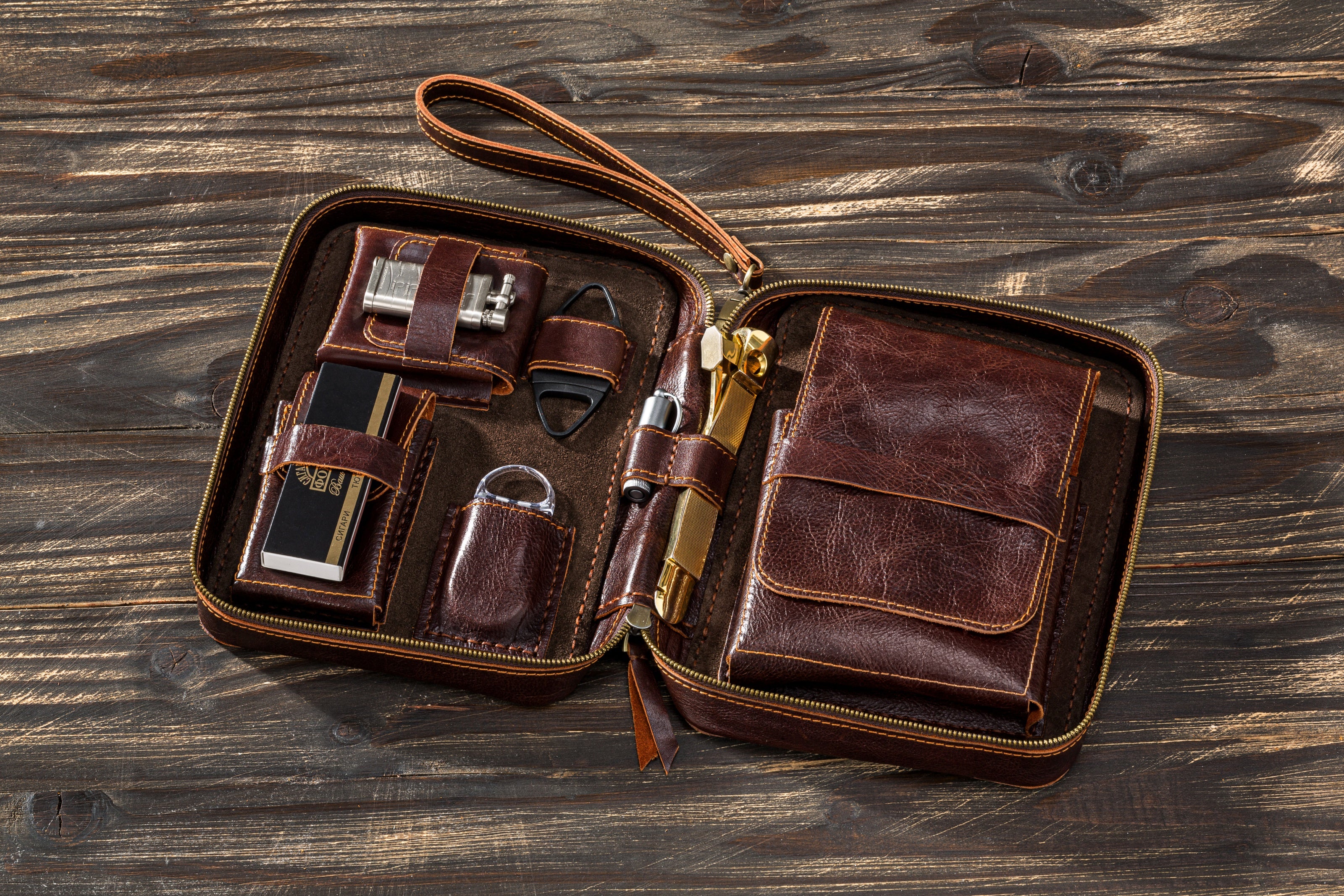 Base Dark Cognac Kaliary leather cigar case model of 2021 with personalization options