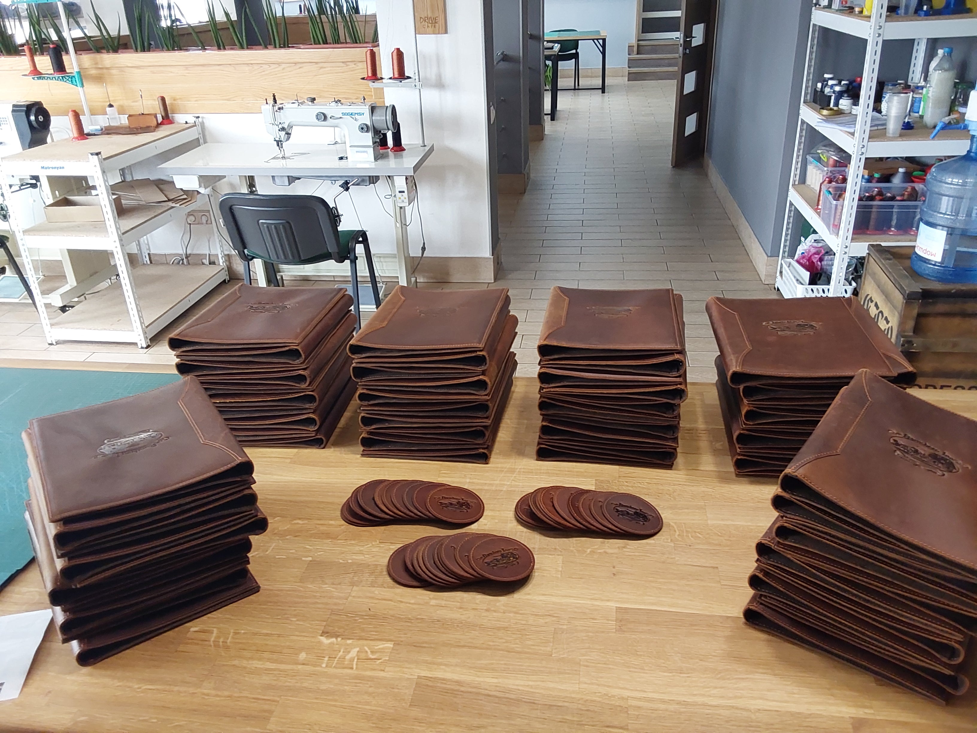 25 chestnat leather folders with 3 ring binder (last order 12256) + 25 coasters as a GIFT + 1 notebook as a GIFT