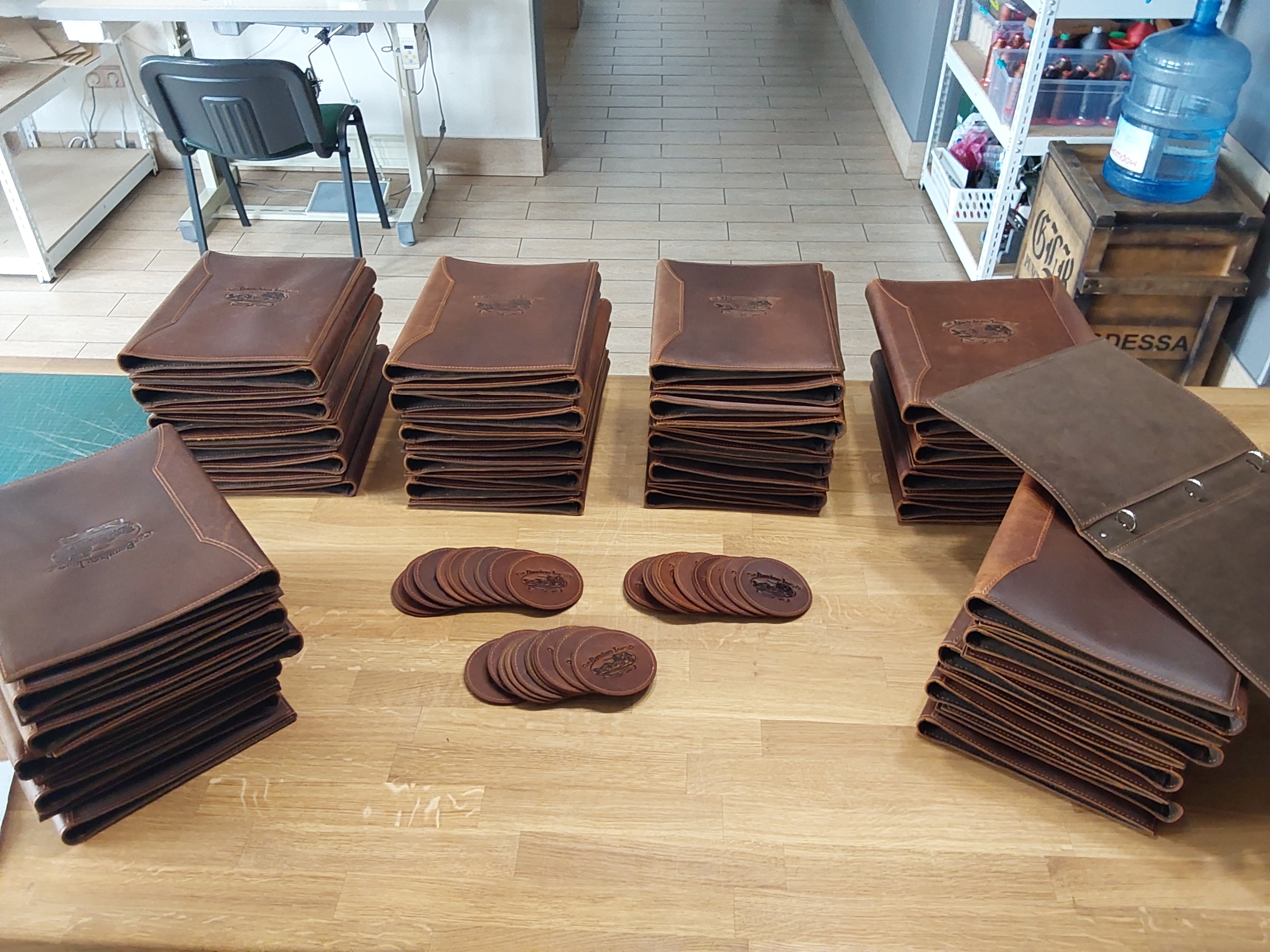 25 chestnat leather folders with 3 ring binder (last order 12256) + 25 coasters as a GIFT + 1 notebook as a GIFT