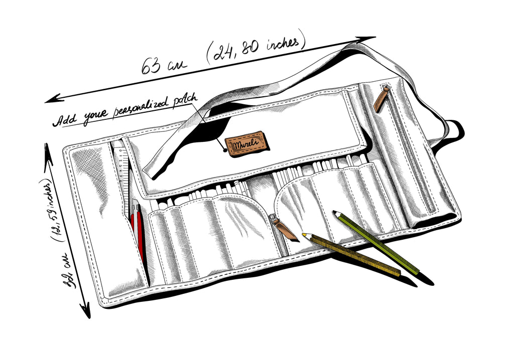 Illustration of a white pencil case with compartments and a personalized patch, with dimensions and pen illustrations.
