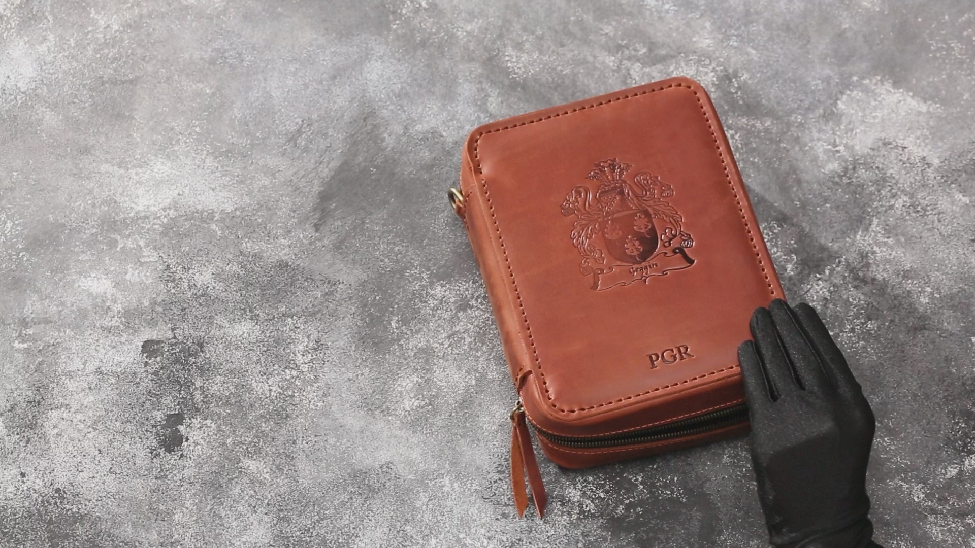 Base  brown leather cigar case model of 2021 with personalization options